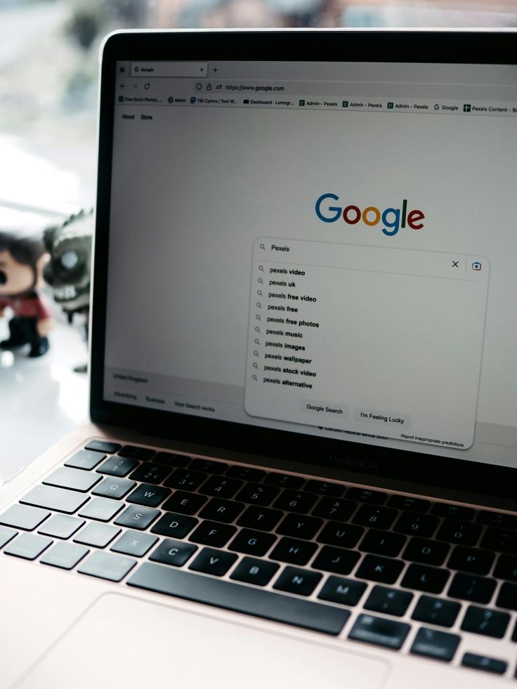 what is the difference between organic marketing and paid marketing?